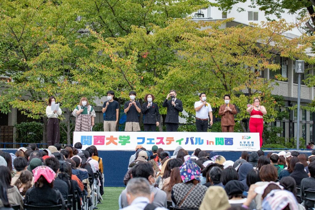 関西大学フェスティバルに出演する関西大学出身のお笑い芸人の写真
